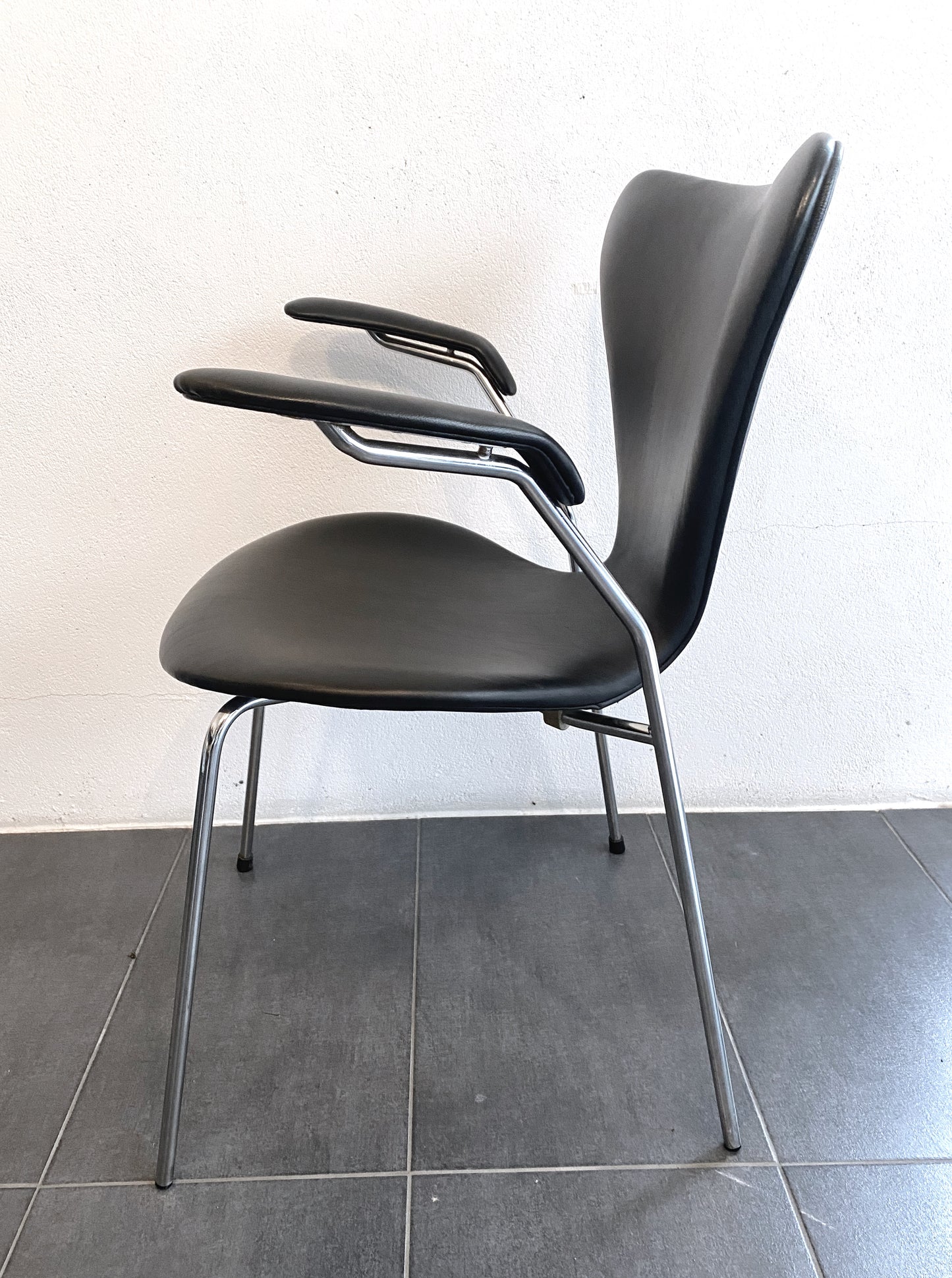 Arne Jacobsen - Set of 6 Seven chairs in black leather and with armrests