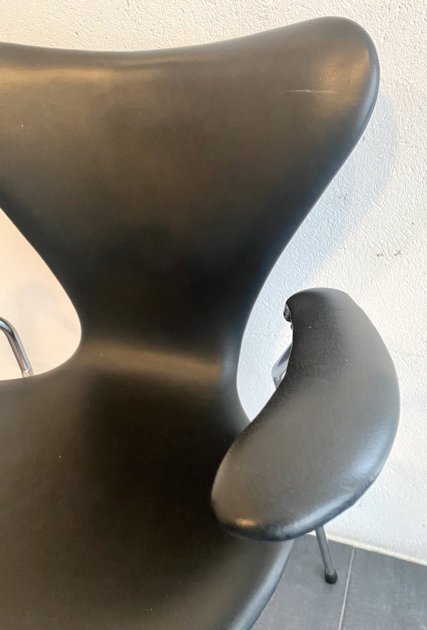 Arne Jacobsen - Set of 6 Seven chairs in black leather and with armrests