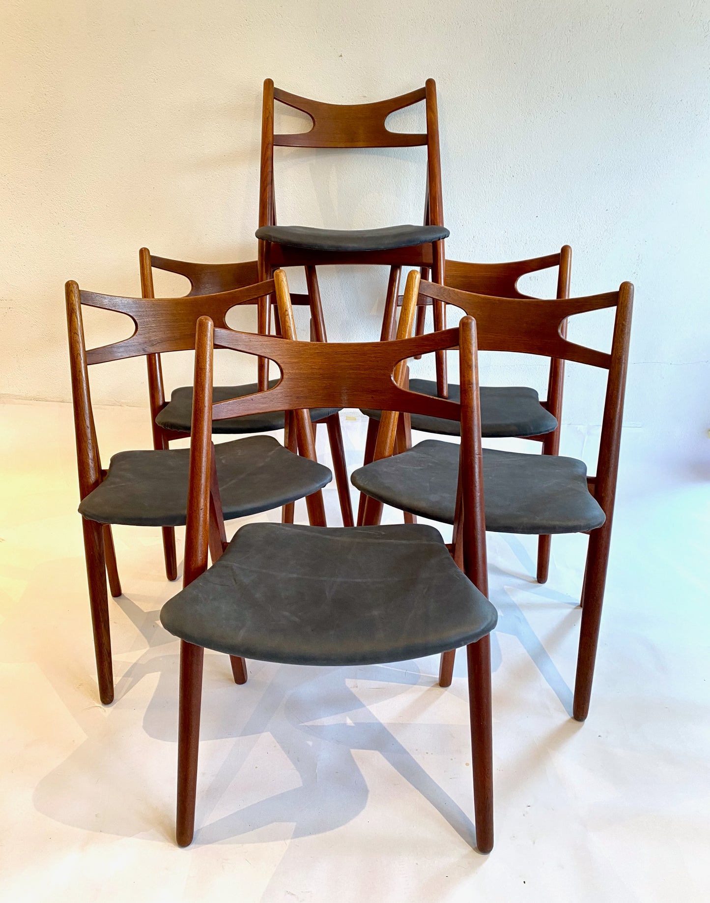 6 matstolar i massiv teak, modell CH-29 (Savbukkestolen), av Hans Wegner