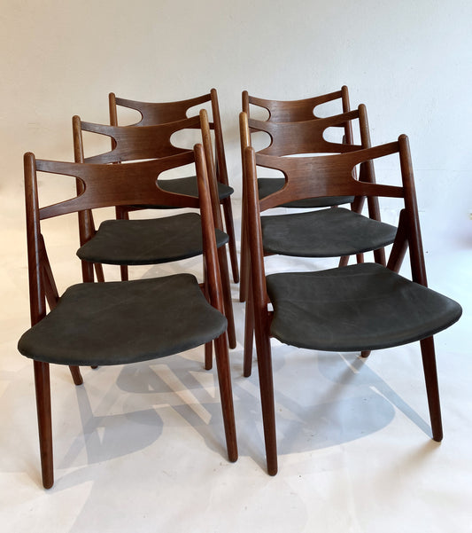 6 matstolar i massiv teak, modell CH-29 (Savbukkestolen), av Hans Wegner