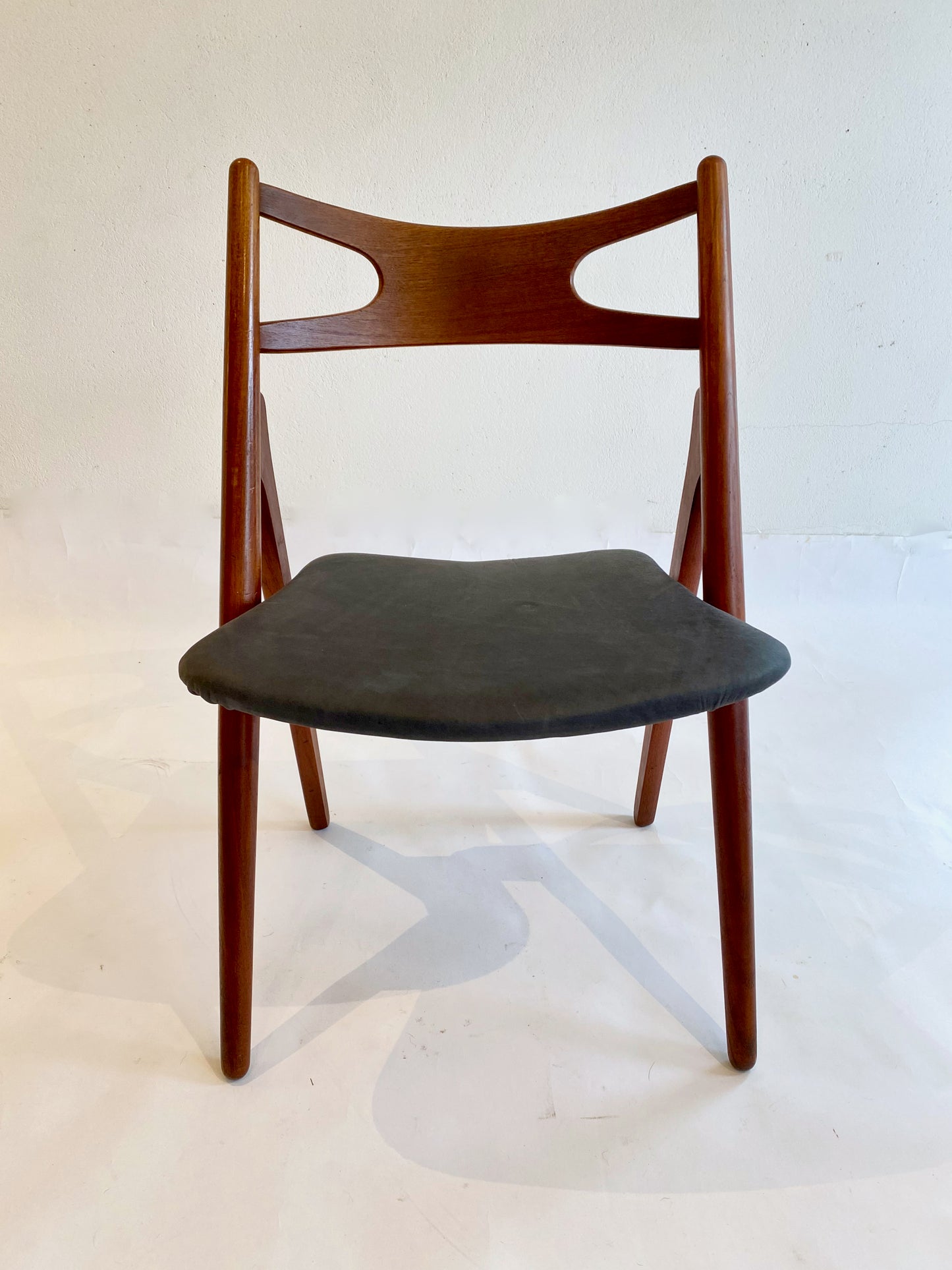 6 matstolar i massiv teak, modell CH-29 (Savbukkestolen), av Hans Wegner