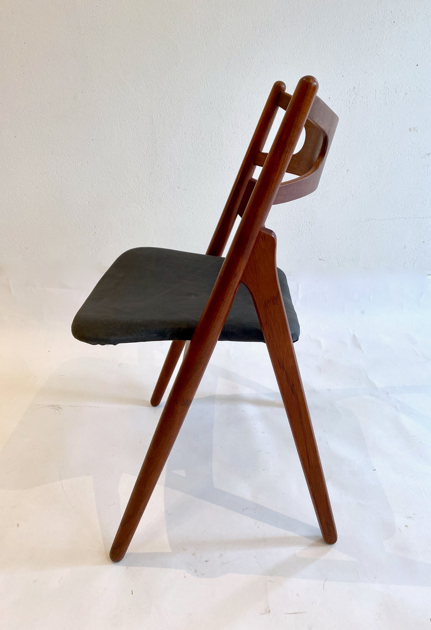 6 matstolar i massiv teak, modell CH-29 (Savbukkestolen), av Hans Wegner