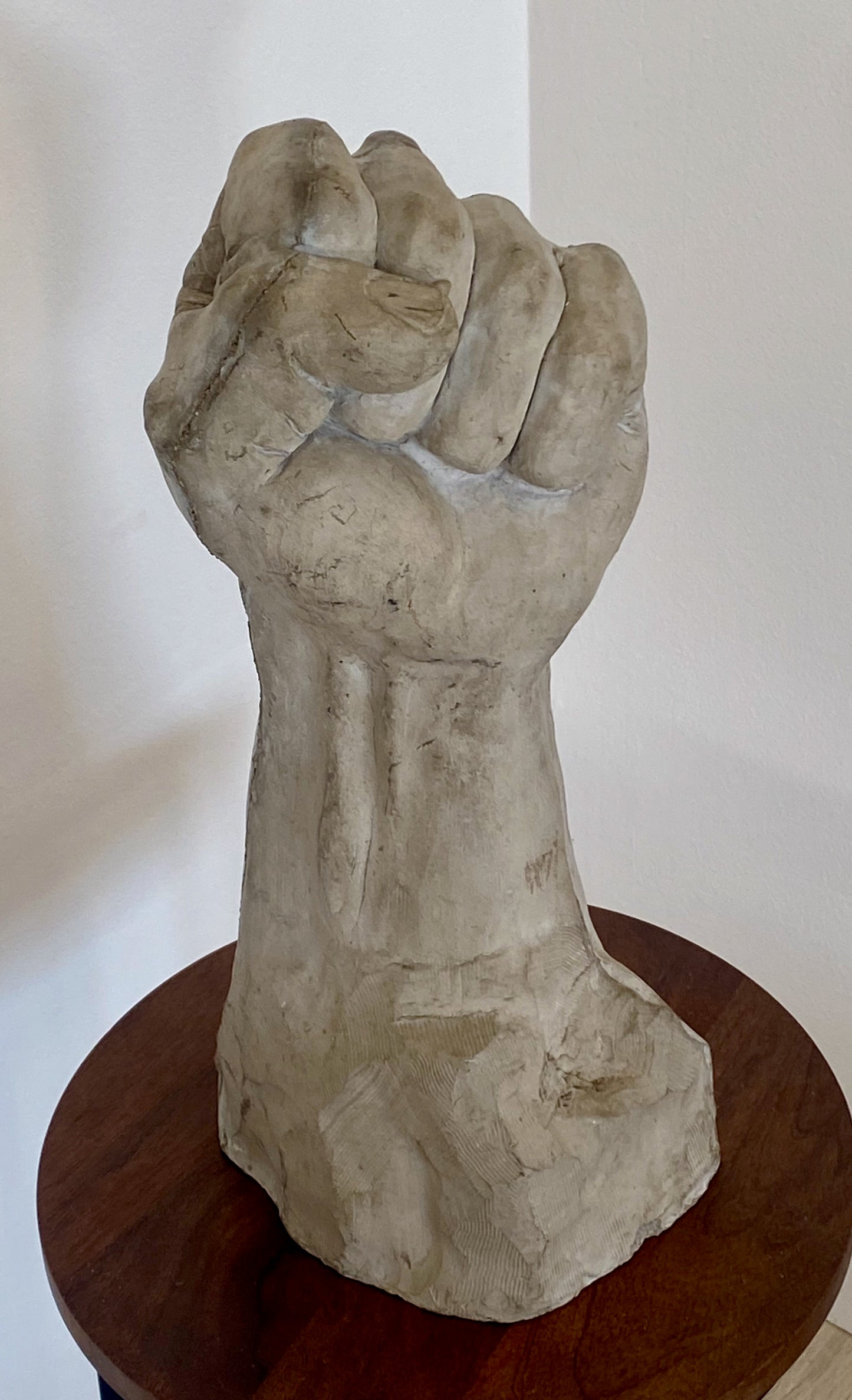 Per Fernhagen - Venceremos, concrete sculpture of a fist