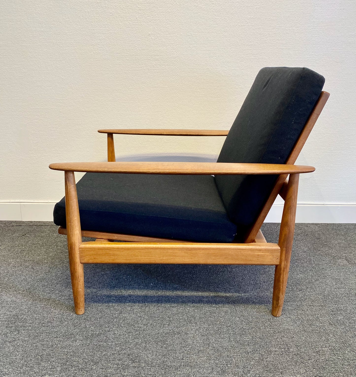 Set of 2 teak easy chairs
