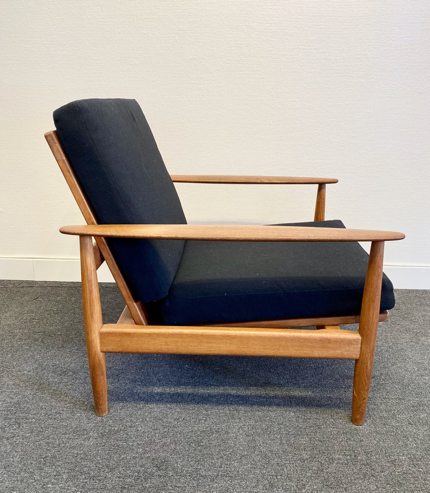 Set of 2 teak easy chairs
