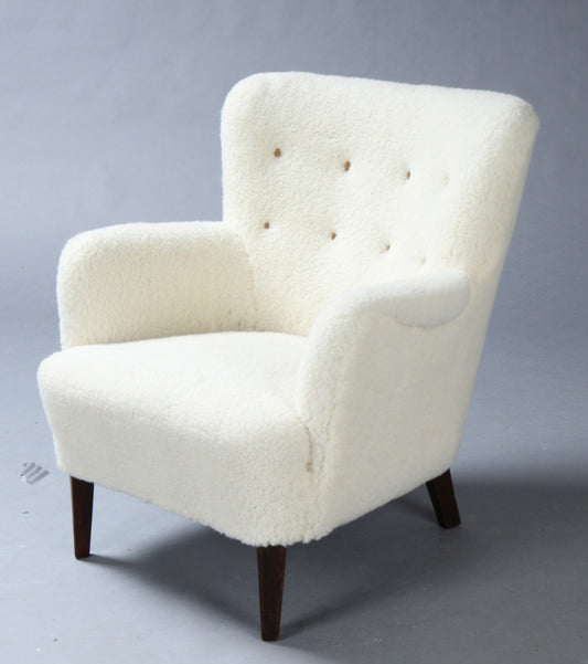 Peter Hvidt & Orla Mölgaard Nielsen - Fårskinnsfåtölj, modell no. 1748 för Fritz Hansen