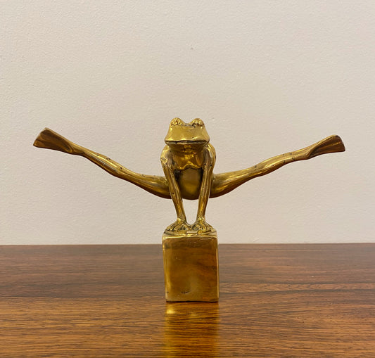 Look at my legs, golden sculpture by APG