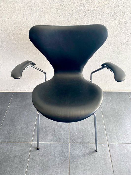 Arne Jacobsen - Set of 6 Seven chairs in black leather and with armrests