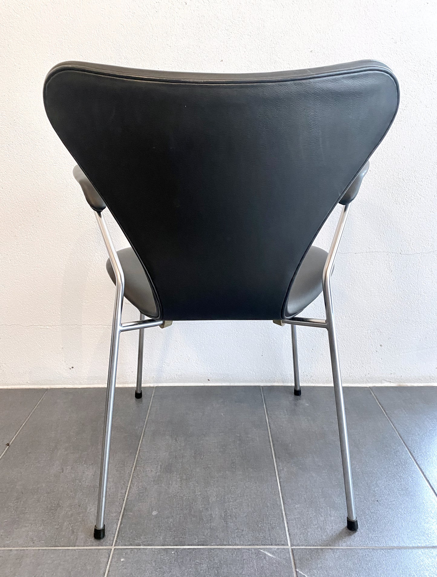 Arne Jacobsen - Set of 6 Seven chairs in black leather and with armrests