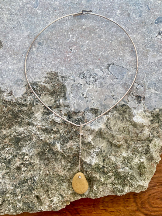 Vivianna Torun Bülow Hübe - Neckring with silver and natural stone pendant.