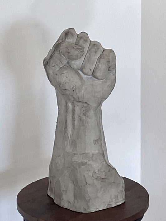 Per Fernhagen - Venceremos, concrete sculpture of a fist