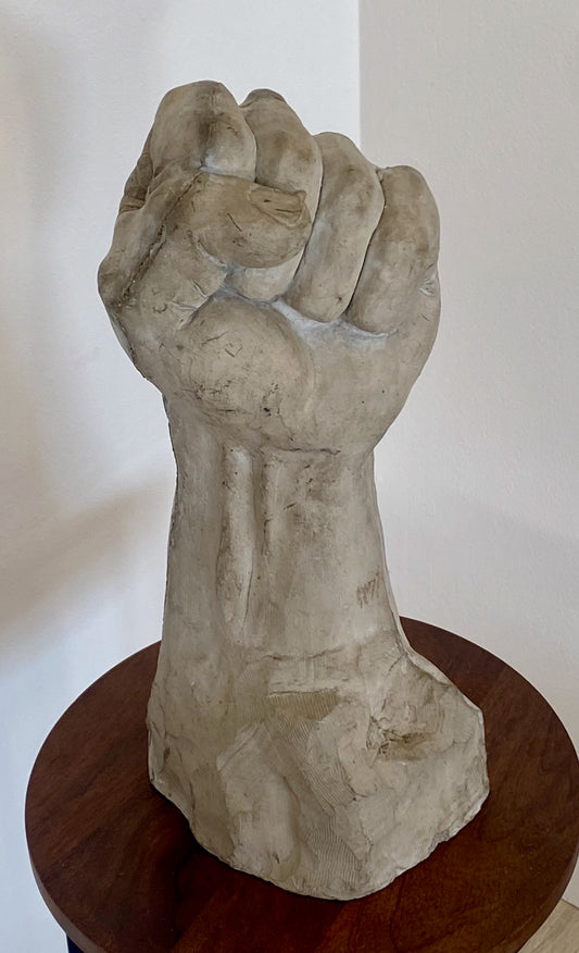 Per Fernhagen - Venceremos, concrete sculpture of a fist