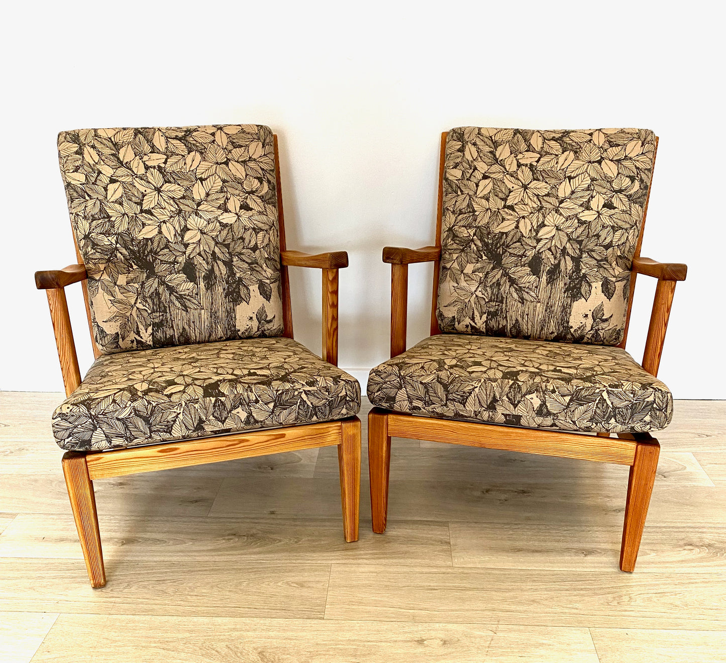 Carl Malmsten - Ett par furufåtöljer, Sportstugan.