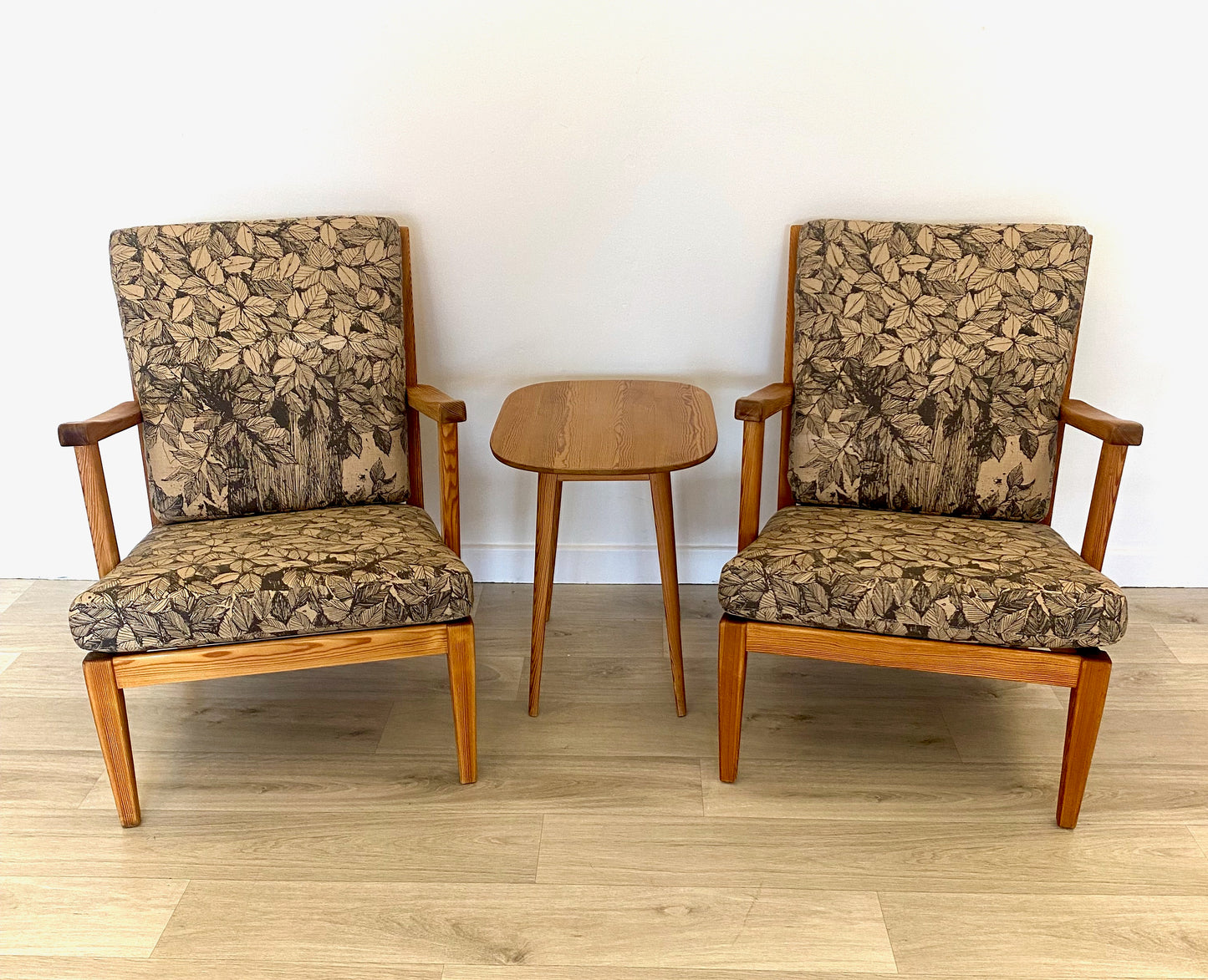 Carl Malmsten - Ett par furufåtöljer, Sportstugan.