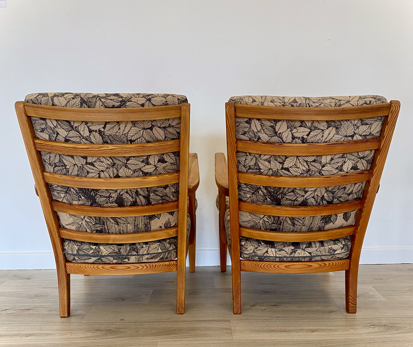 Carl Malmsten - Ett par furufåtöljer, Sportstugan.