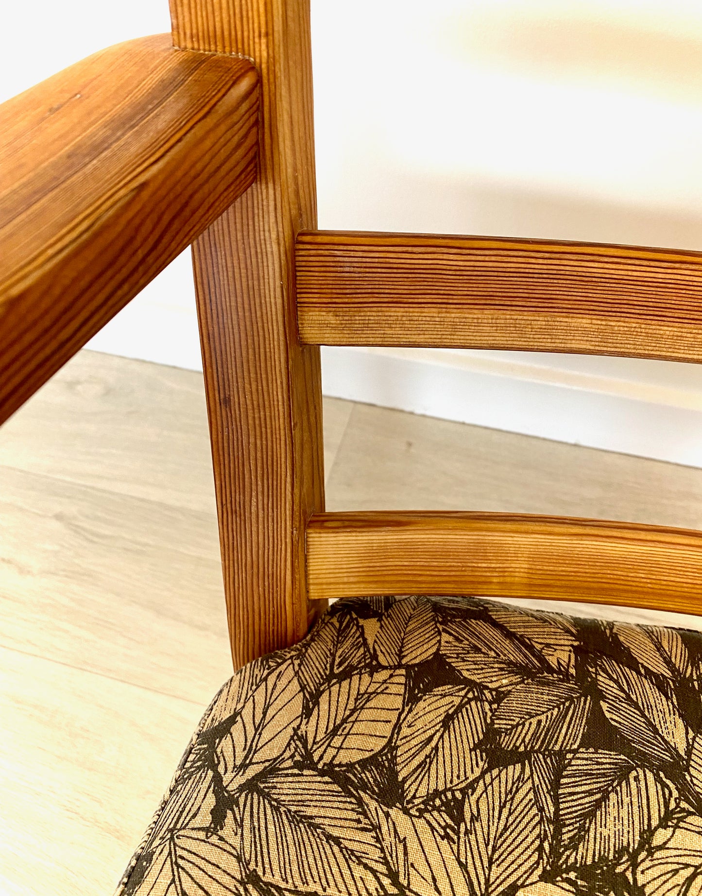 Carl Malmsten - Ett par furufåtöljer, Sportstugan.